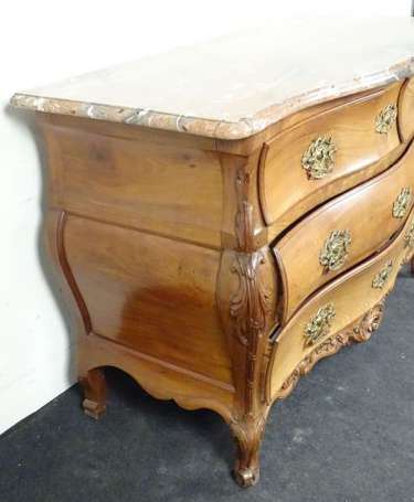 Commode tombeau En noyer, elle ouvre par quatre 