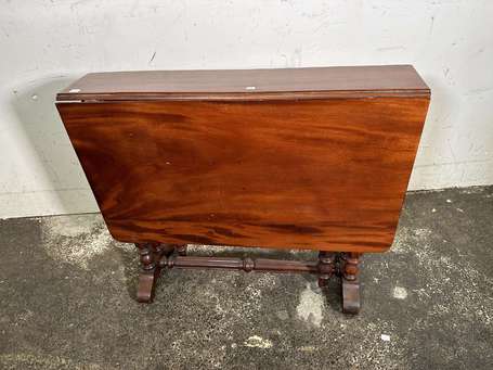 Table gateleg en acajou, les pieds cannelés et 