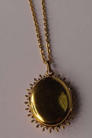 Pendentif ovale en or jaune 18K (750°/00) formant 