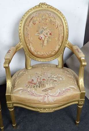 Mobilier de salon en bois sculpté et doré, il 