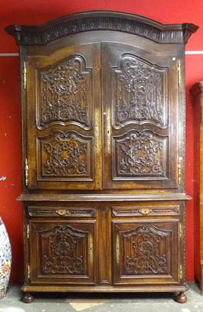 Buffet quatre portes en bois teinté mouluré et 