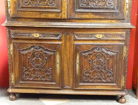 Buffet quatre portes en bois teinté mouluré et 