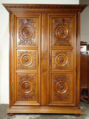 Armoire en noyer mouluré et sculpté, elle ouvre 