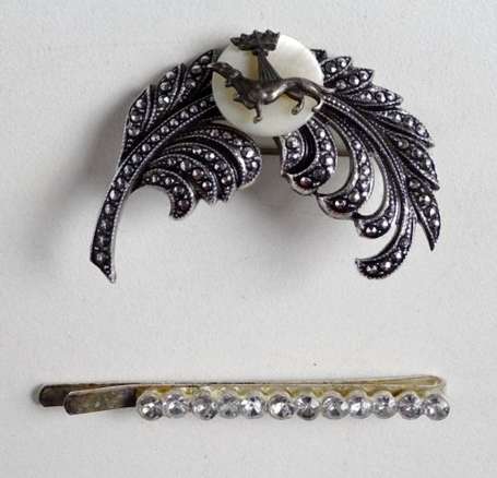 Broche plume fantaisie sertie de strass et ornée 