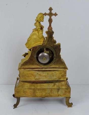 Pendule en bronze doré à décor d'une jeune femme 