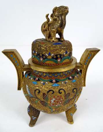 CHINE. Pot couvert en bronze, décor floral en 