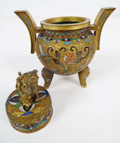 CHINE. Pot couvert en bronze, décor floral en 