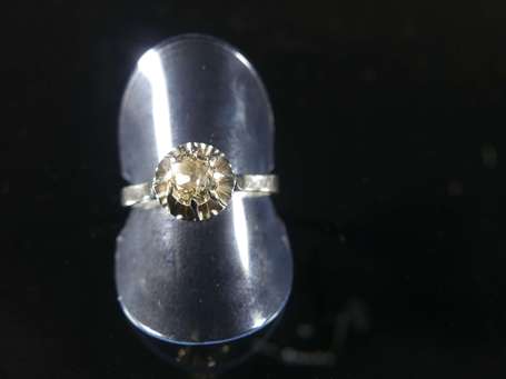 Bague solitaire en or gris 18K (750°/00) sertie 