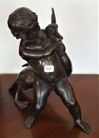 Enfant à l'oie. Sujet en bronze H. 25 cm