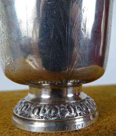 Petite timbale tulipe en argent reposant sur un 
