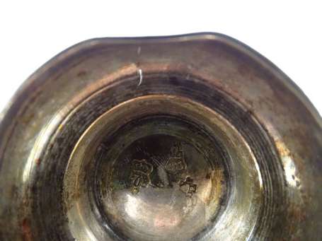 Petite timbale tulipe en argent reposant sur un 