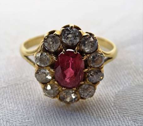 Bague marguerite en or jaune 18K (750°/00) sertie 