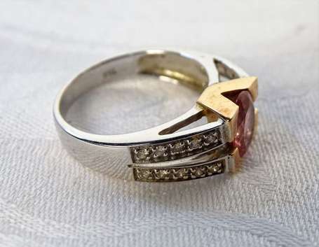 Bague en or deux tons 18K (750°/00) sertie d'un 