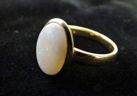 Bague en or jaune 9K (375°/00) montée d'une opale 