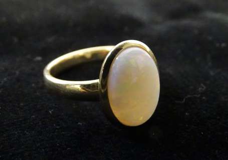 Bague en or jaune 9K (375°/00) montée d'une opale 