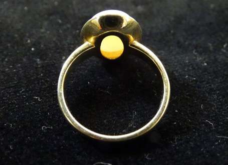 Bague en or jaune 9K (375°/00) montée d'une opale 