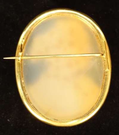 Broche en or jaune 18K (750°/00) ornée d'un camée 