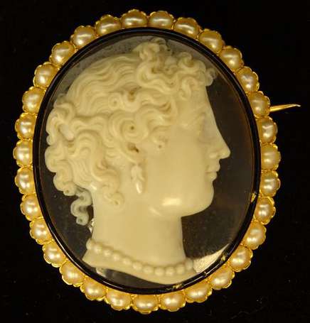 Broche en or jaune 18K (750°/00) ornée d'un camée 