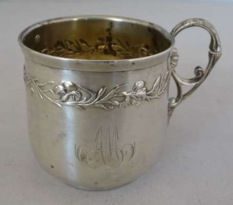 Petite tasse en argent repoussé d'une frise de 