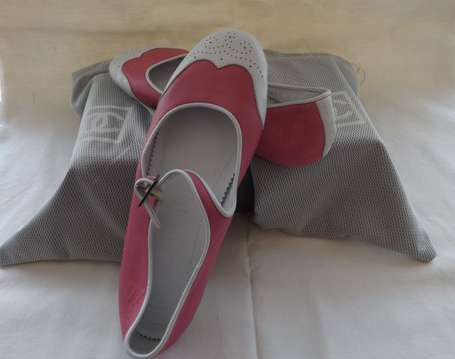 CHANEL - Paire de babies en cuir bicolore rose et 