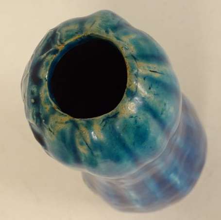 JAPON - Vase en porcelaine émaillée turquoise, en 