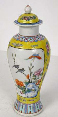 CHINE - Vase balustre en porcelaine à décor 