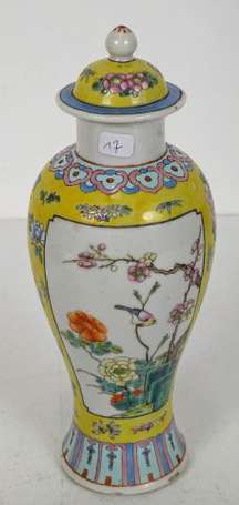 CHINE - Vase balustre en porcelaine à décor 