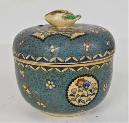 JAPON - Pot en porcelaine à décor de fleurs sur 