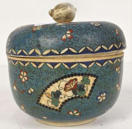 JAPON - Pot en porcelaine à décor de fleurs sur 
