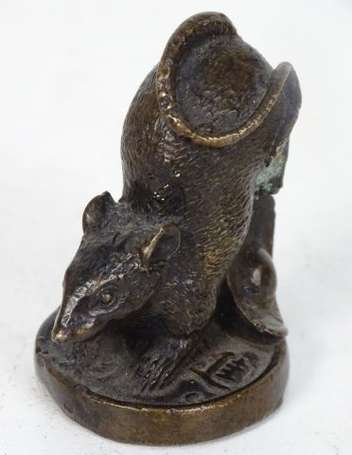 CHINE - Petit groupe en bronze figurant une souris