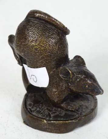 CHINE - Petit groupe en bronze figurant une souris