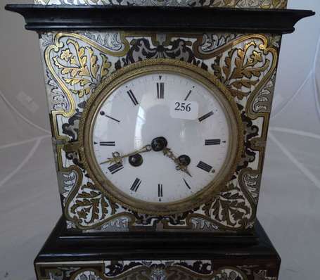Pendule en marqueterie d'ivoire et métaux à décor 