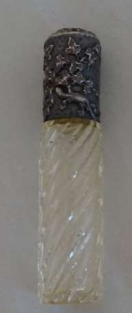 Flacon à sels en cristal moulé à décor de filets 