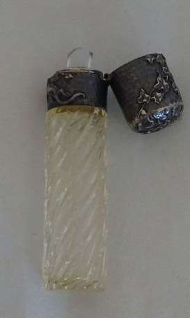 Flacon à sels en cristal moulé à décor de filets 
