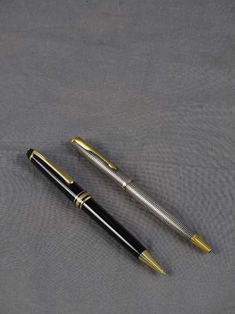 PARKER - Stylo bille en argent. On y joint un 