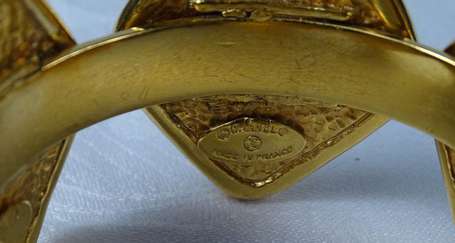 CHANEL - Bracelet manchette en métal doré formé de