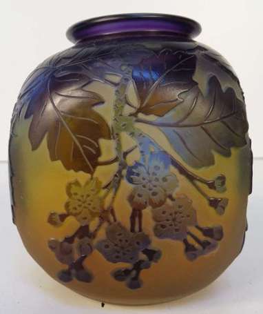 GALLE - Petit vase de section carrée en verre 