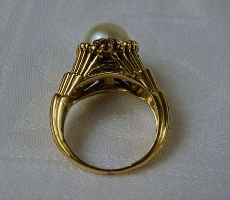 Bague en or jaune 18K (750°/00) montée d'une perle