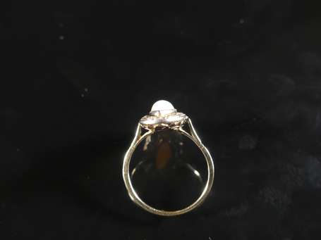 Bague ancienne en or gris 18K (750°/00) centrée 