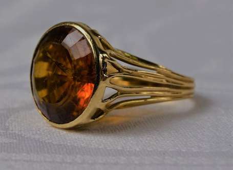 Bague en or jaune 18K (750°/00) sertie clos d'une 