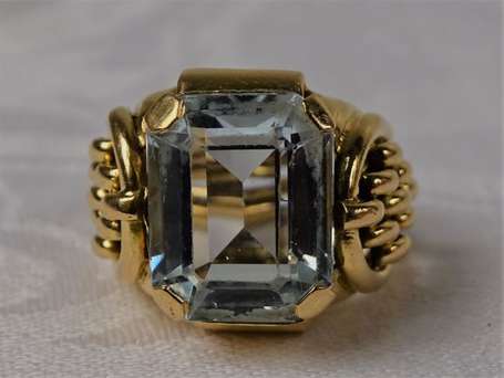 Bague chevalière en or jaune 18K (750°/00) sertie 