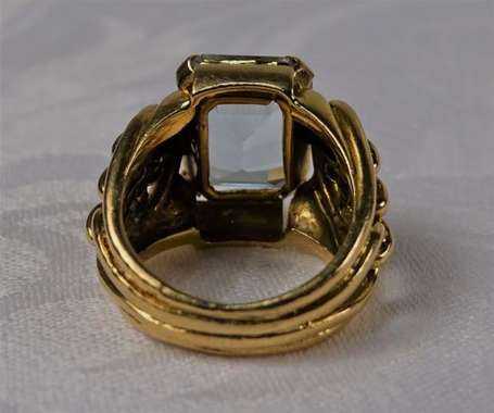 Bague chevalière en or jaune 18K (750°/00) sertie 