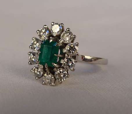 Bague marguerite en or gris 18K (750°/00) sertie 