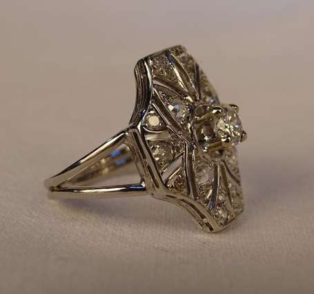 Bague losangique en or gris ajouré 18K (750°/00) 