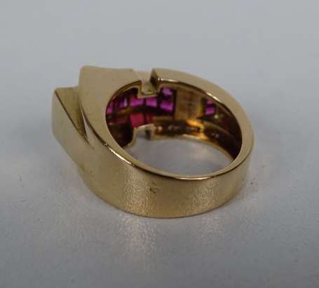 Bague tank en or jaune 18K (750°/00) ornée de 