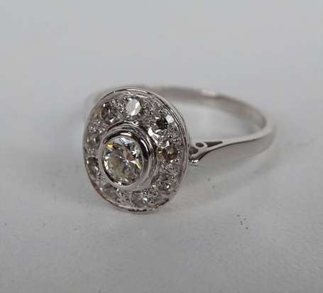 Bague en or gris 18K (750°/00) le chaton ovale 