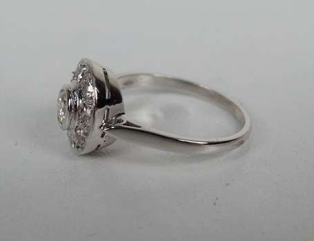 Bague en or gris 18K (750°/00) le chaton ovale 