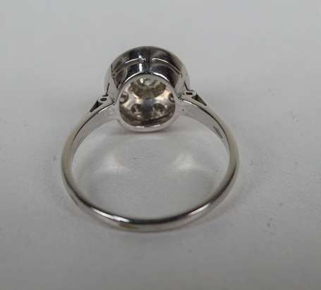 Bague en or gris 18K (750°/00) le chaton ovale 