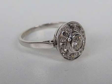 Bague en or gris 18K (750°/00) le chaton ovale 