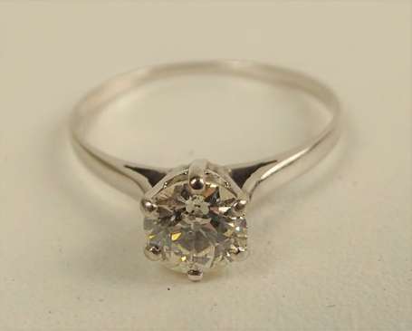 Bague solitaire en or gris 18K (750°/00) sertie 